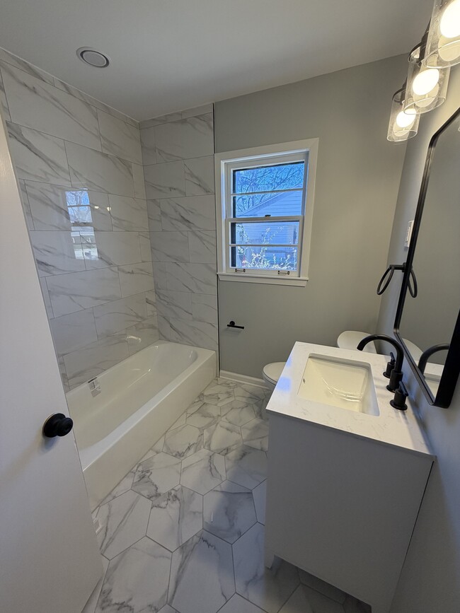 Building Photo - 5121 Lynbar Ave