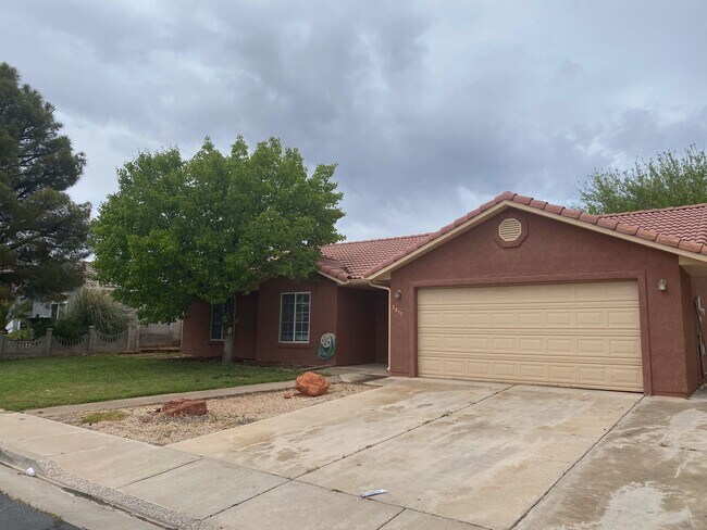 Foto del edificio - Nice 3 Bedroom 2 Bath Home with POOL and RV Parking
