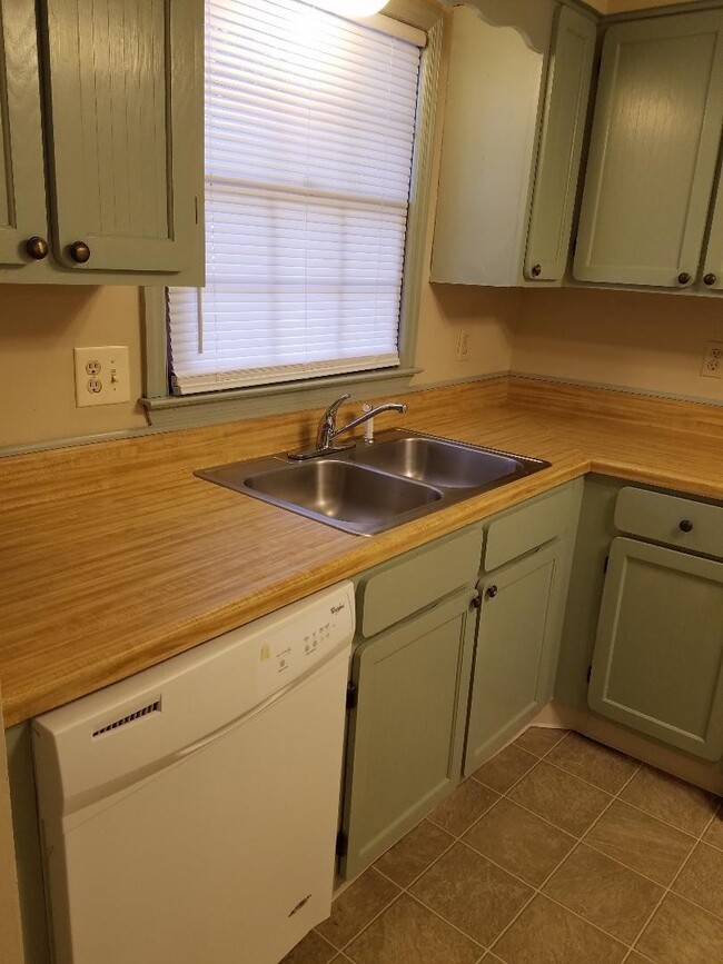 Building Photo - 2 Bedroom/1.5 Bath Townhouse for Rent! $13...