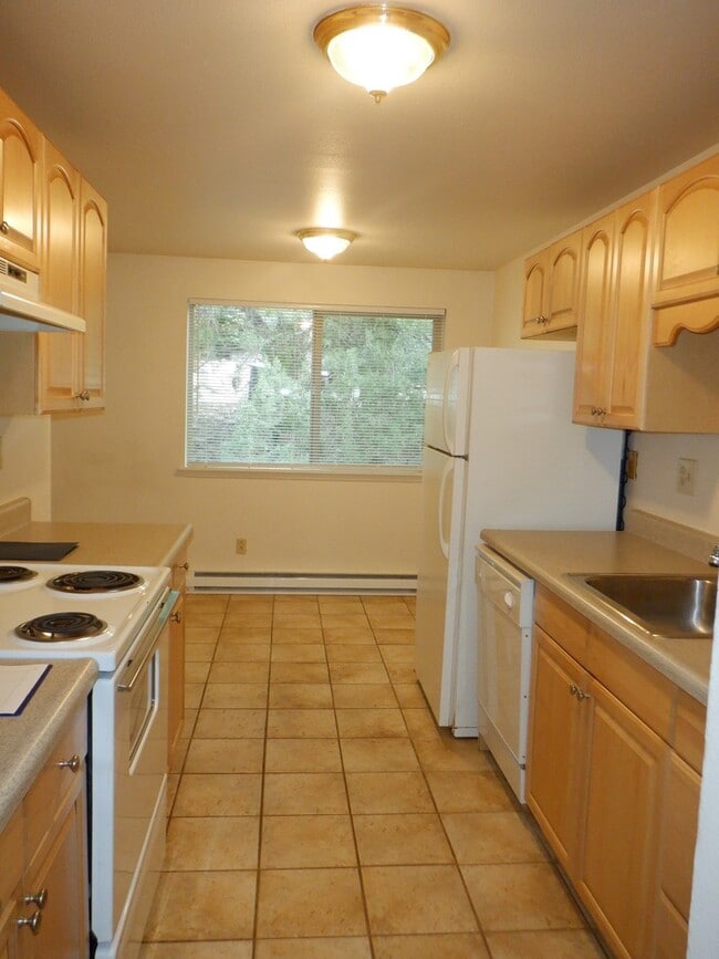 Building Photo - Conveniently Located 2 Bed/1 Bath Unit on ...