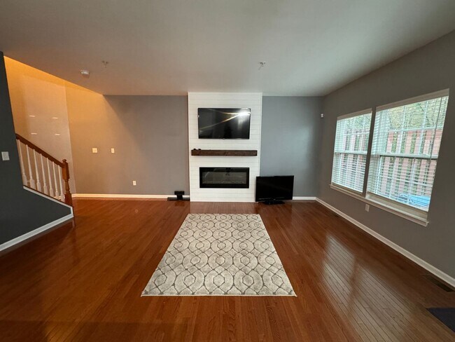 Foto del edificio - Beautiful 3 Bedroom town-home in Haymaker ...