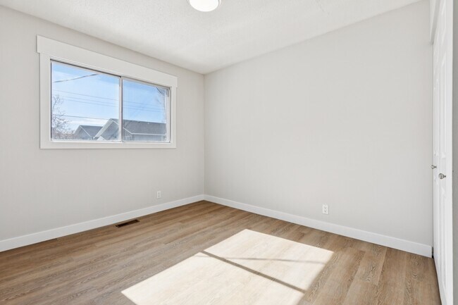 Building Photo - 4809-4852 52 St