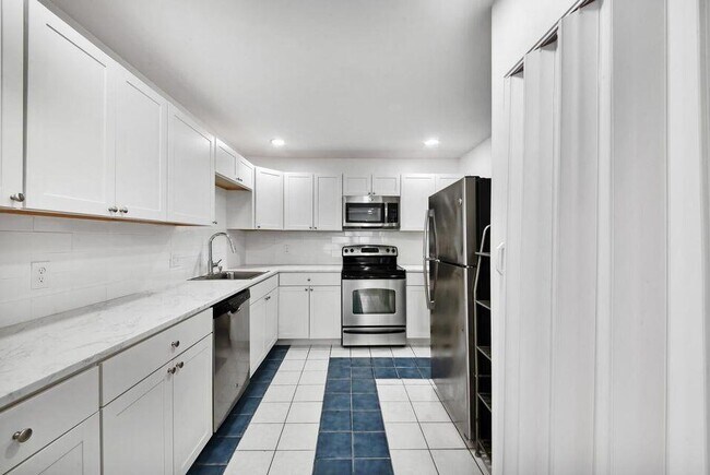 Building Photo - 526 W Perry St