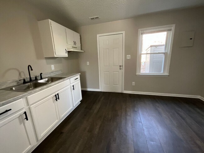 Foto del edificio - Available now! 2 bed 1 bath townhome. Must...
