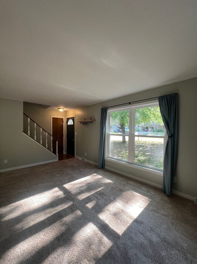 Foto del edificio - Charming 3-Bed, 2-Bath Home with Garage & ...