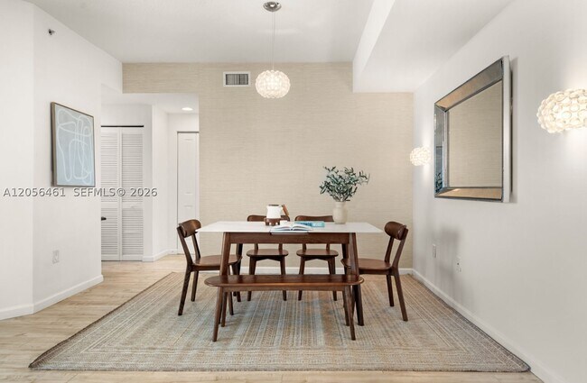 Foto del edificio - 7910 Harbor Island Dr