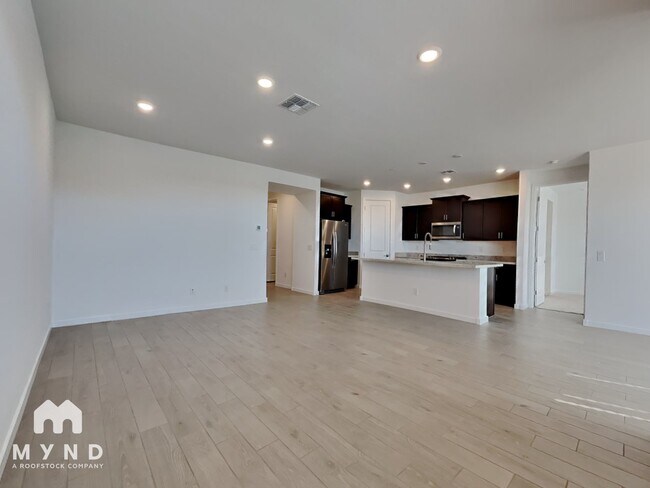 Building Photo - 17335 W Sunnyslope Ln