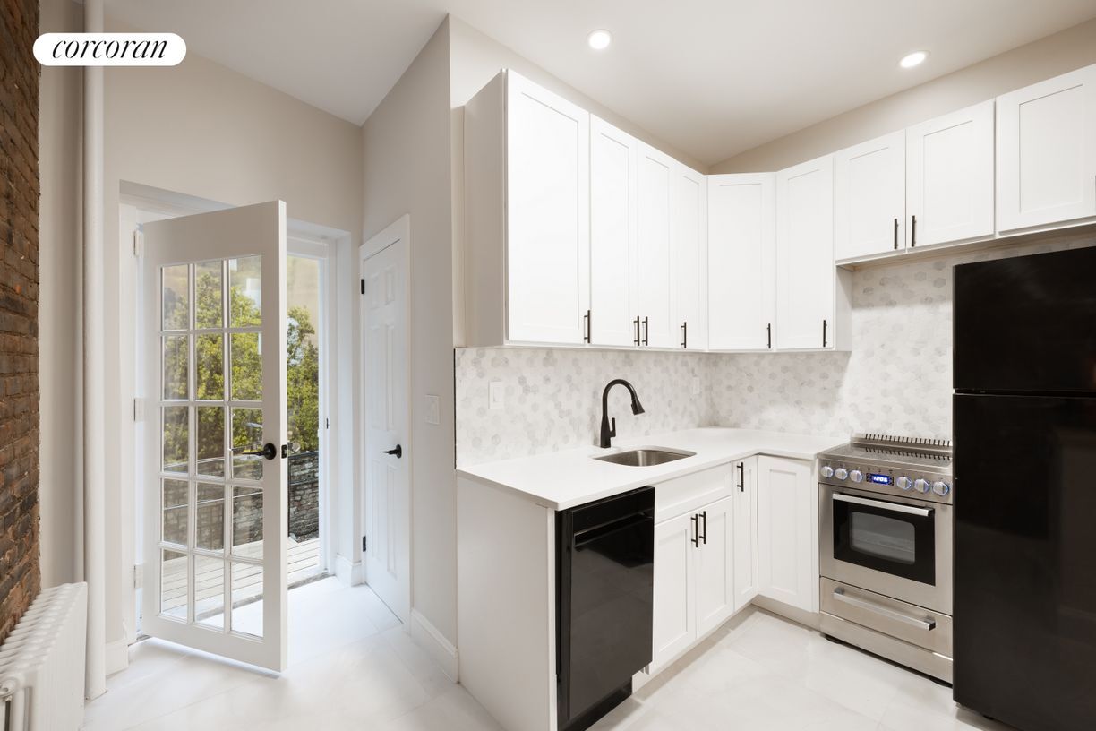 Primary Photo - 251 W 18th St