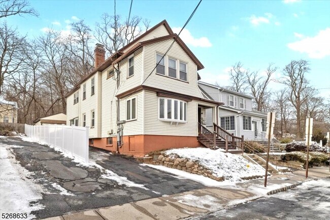Building Photo - 7 Park Dr S