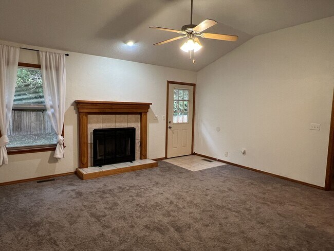 Foto del edificio - Orchard Crest Home with Willard Schools