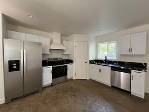 Building Photo - 205 W 20th St