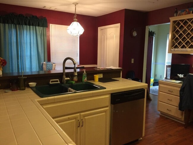 Foto del edificio - Not a Rental Listing – For Adding a Tenant to Existing Lease Only