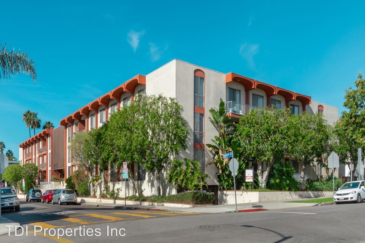 Foto principal - 8011 Romaine St