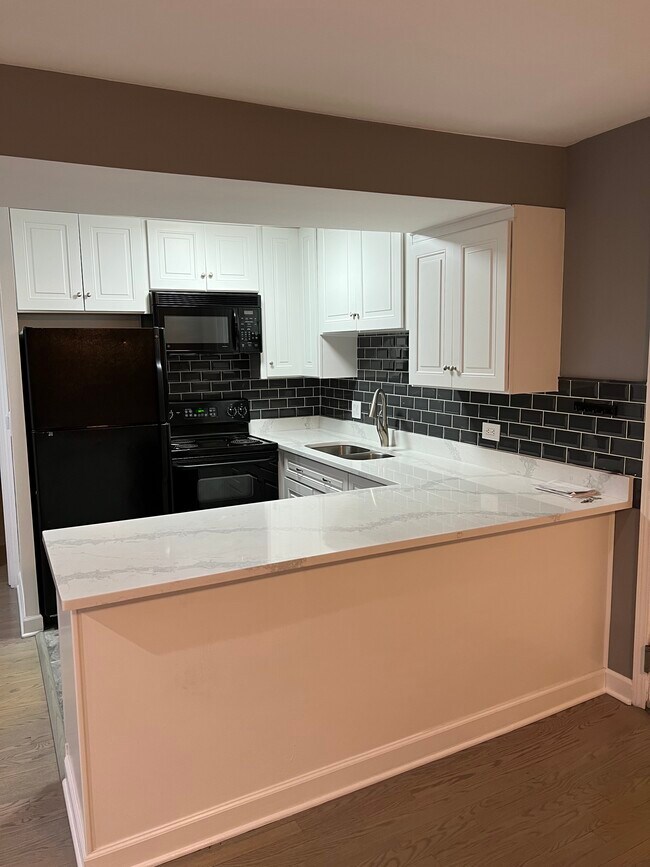 Building Photo - 5809 Oakwood Dr