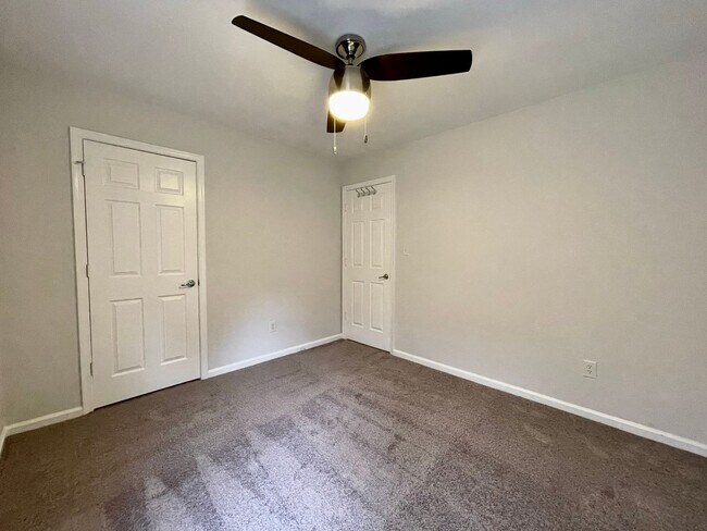 Foto del edificio - 3-Story Duplex in Chesapeake Beach! Ready 05-06-26! Fenced Backyard - Attached Garage - Pet Frien...