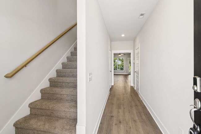 Building Photo - "Charming 3-Bed Townhouse Retreat with 2.5 Baths in Hendersonville's Heart!"
