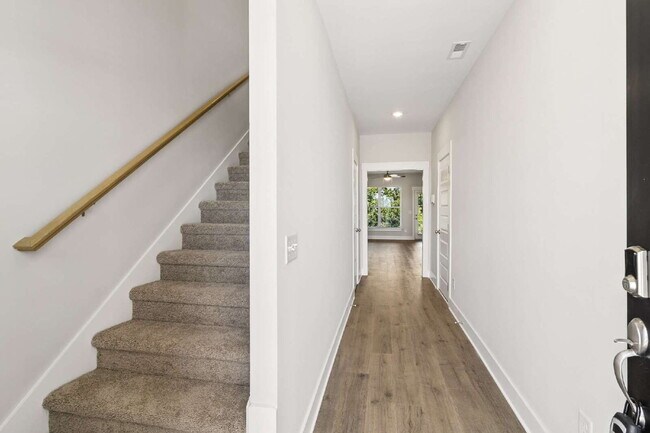 Foto del edificio - "Charming 3-Bed Townhouse Retreat with 2.5 Baths in Hendersonville's Heart!"