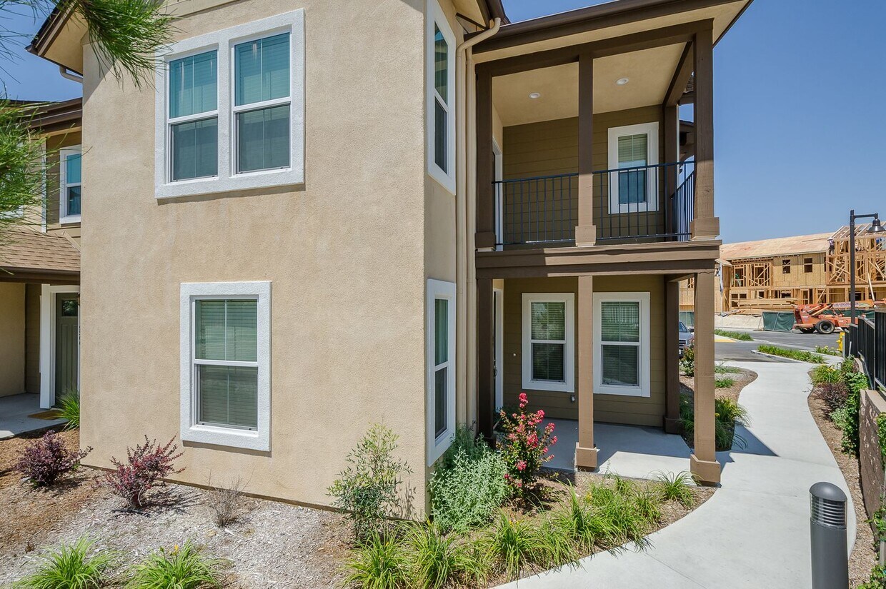 Foto principal - Desirable 3 bedroom Condo in a Gated Commu...