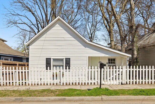 Foto del edificio - Charming 1910s cottage nestled in the vibr...