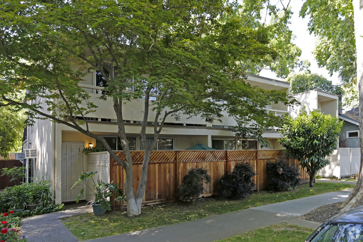Building Photo - 2216 G St