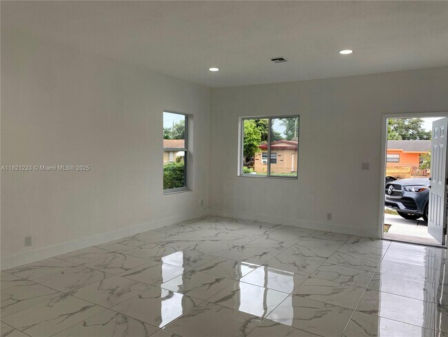 Foto del edificio - 2305 NW 6th Pl