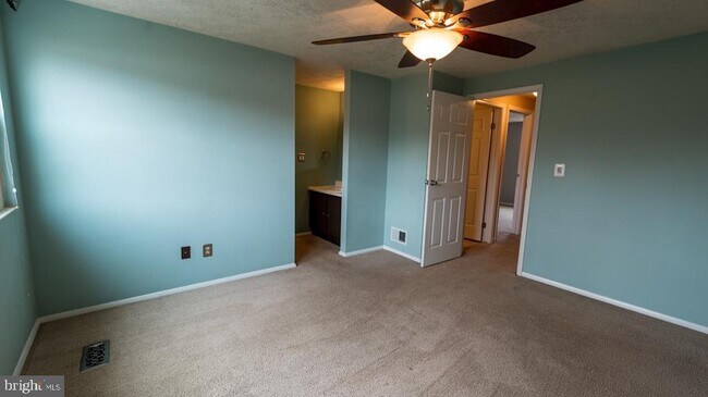 Building Photo - 413 Warlock Ct