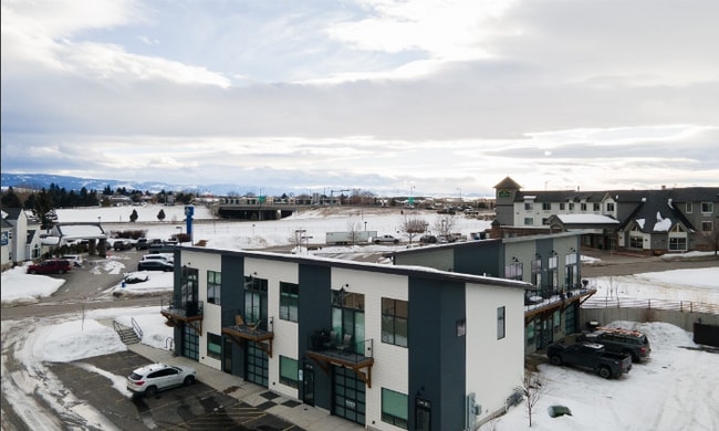 Building Photo - 611 Nikles Dr