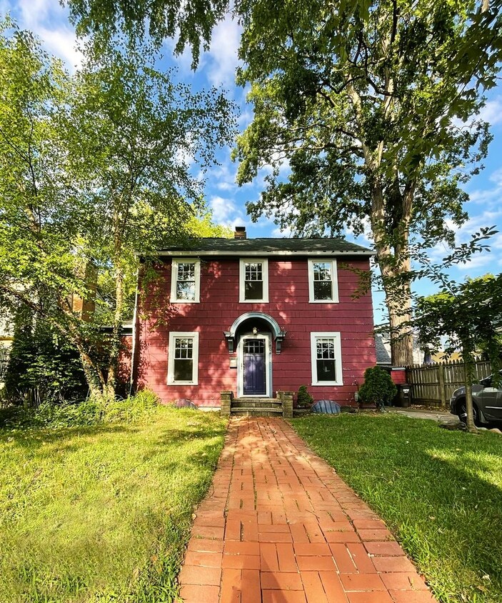 Spacious 3-Bedroom Near U-M Athletic Campus with Parking + Yard - 1404 E. Park Place