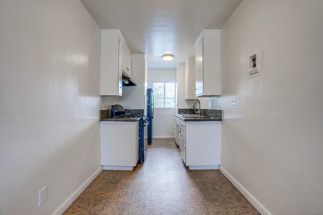 Foto del edificio - 6803 Brynhurst Ave