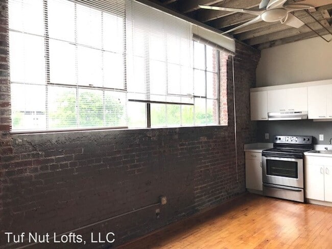 Building Photo - 423 E 3rd St
