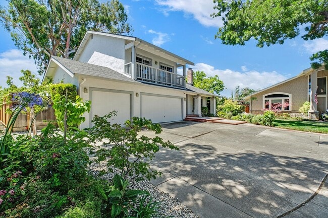 Building Photo - *COMING SOON!* 4 bed/3 bath lake house wit...