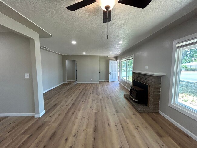 Building Photo - 1404 Grape Ave