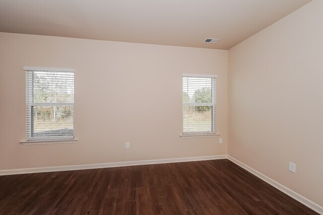 Building Photo - 112 Clover Circle
