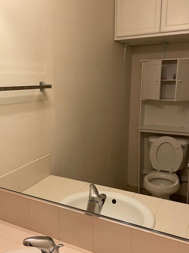 Building Photo - Holiday Move-in Special! 3br/3ba Townhouse near 170th ave MAX station