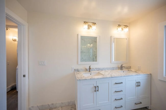 Building Photo - Bright 2BR with Private Balcony, In-Unit Laundry & Attached Garage in the Heart of La Jolla