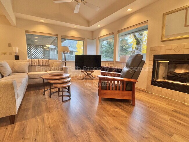 Foto del edificio - 5637 W Racquet Rd