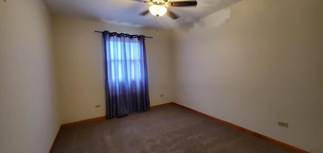 Building Photo - Joliet Corner Lot Three Bedroom Split Level