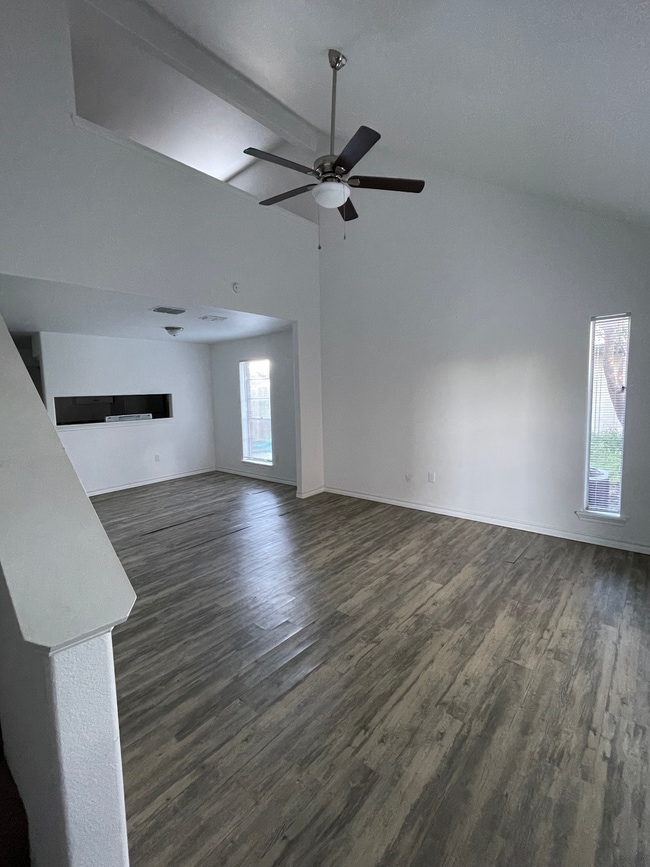 Front entry - Livingroom - 5014 Meandering Ln