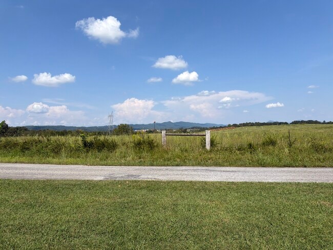 Building Photo - 611 Oak Hills Rd