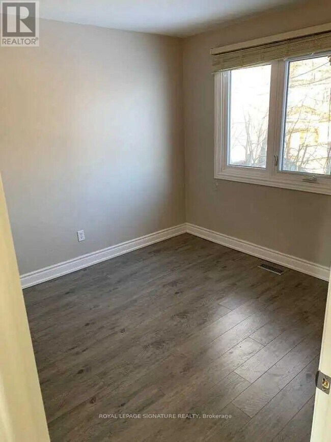 Photo du bâtiment - 438 Bonita Crescent