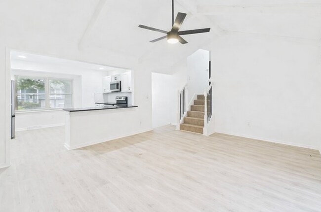 Foto del edificio - Stylishly Updated 4BR/3BA with Expansive Back Deck