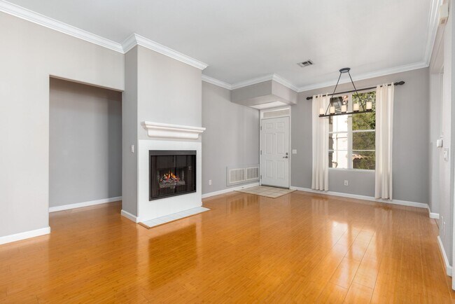 Foto del edificio - Beautiful Two Bedroom / Two Bathroom Condo Near Del Mar Beaches! 3D Tour Link Available!