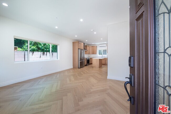 Foto del edificio - 5220 Goodland Ave