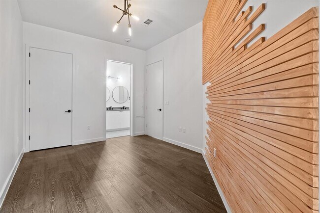 Building Photo - 800 Embassy Dr