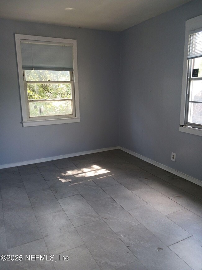 Foto del edificio - 1360 W 23rd St