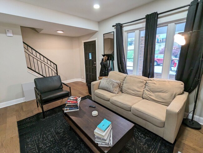 Building Photo - Beautifully Updated 3 Bedroom 1.5 Bathroom...