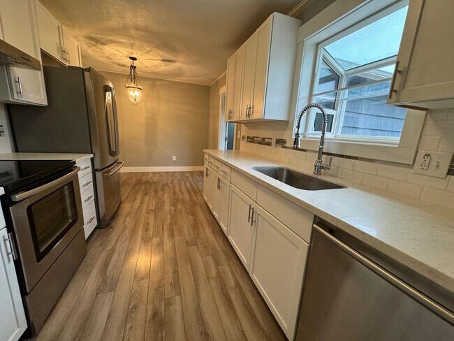 Building Photo - 242 NW Rachel Street ~ Impressive Single-L...