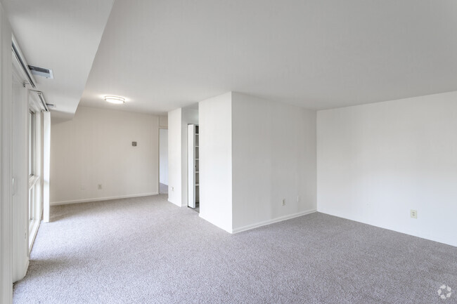 1HAB, 1BA - 685 ft² - Riverside Plaza Apartments