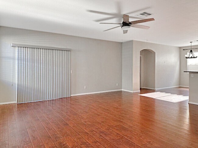 Foto del edificio - Solar makes this home a bargain!!