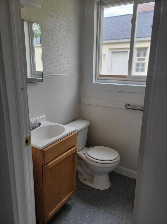 Bathroom w/ Tub-Shower - 1044 Loretta Ave